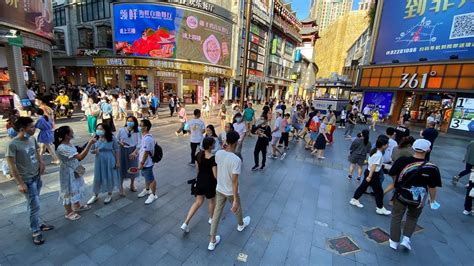 深圳东门老街成“网红一条街”，罗湖区想借助直播促进消费|界面新闻