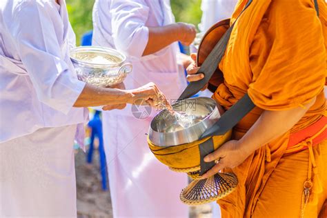 这里有1000多名僧侣，与僧侣同样多的，还有来自世界各地的游客。|僧侣|僧人|游客_新浪新闻