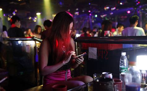 轻的女人穿着晚礼服夜总会喝酒高清图片下载-正版图片300322945-摄图网