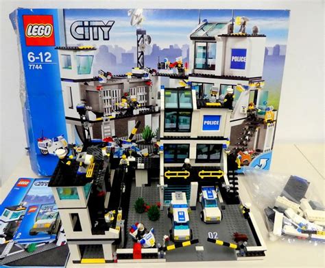 LEGO Police Headquarters Set 7744 Instructions | Brick Owl - LEGO ...