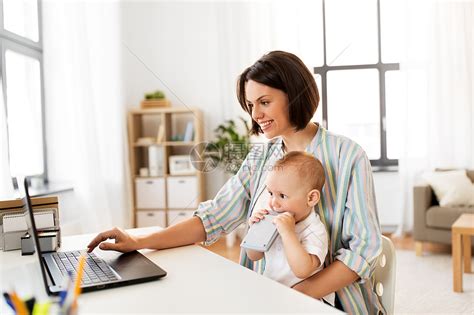 多任务,自由职业母亲的工作的母亲婴儿笔记本电脑家庭办公室家里男婴笔记本电脑工作的母亲高清图片下载-正版图片300158578-摄图网