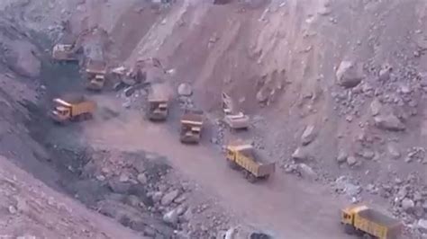 内蒙古煤矿坍塌瞬间画面：山体滑塌尘土滚滚，有车辆被吞没_手机新浪网