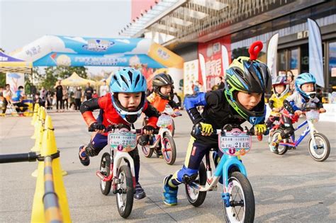 帅喔！浙江温岭举行儿童滑步车赛 - 海报新闻