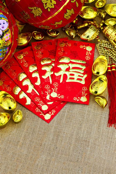 中国新年装饰品上麻袋麻袋，红色信封与中文信"福"意思意思"财富"或"祝你好运、 金元宝、 中国灯 高清摄影大图-千库网