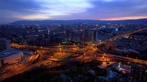 中国内蒙古呼和浩特兴安南路立交桥夜景环绕延时航拍视频素材_ID:VCG2218702131-VCG.COM