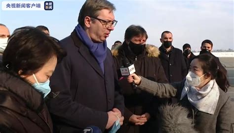 塞尔维亚总统武契奇在机场迎接中国疫苗抵达_深圳新闻网