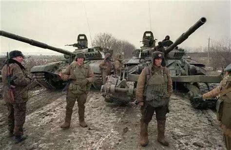 老照片 车臣战争中的俄罗斯士兵 所谓战斗民族就是这个样子|车臣|战争|士兵_新浪新闻