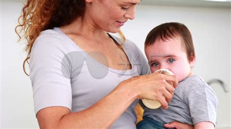 母乳喂养 | 如何知道宝宝含接姿势是否正确? 如何知道宝宝是否吃饱了?