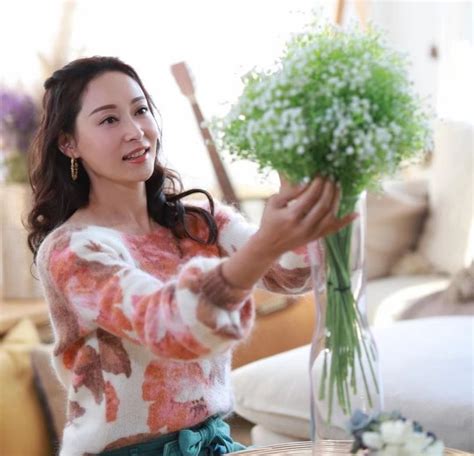 TVB女艺人杨卓娜带女儿们为老公庆生 挽着老公手臂一家人开心合影