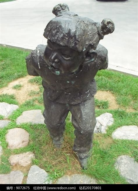 草地上的小孩雕塑高清图片下载_红动网