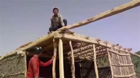 新疆和田人在沙漠中就地取材 自己动手建造新房子_凤凰网视频_凤凰网