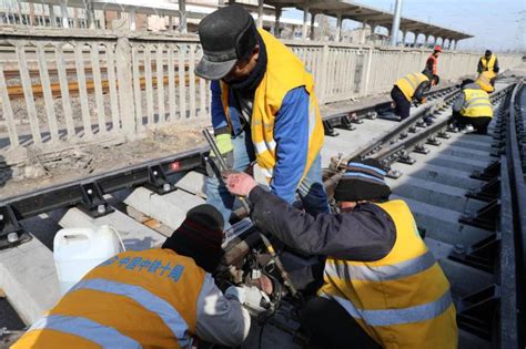 大连机务段检修车间职工正在进行机车落轮作业 - 铁路一线 - 铁路网