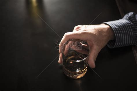 酒吧里喝酒的孤独男人的特写镜头高清图片下载-正版图片501442647-摄图网