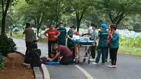 湖南一名42岁男子公园跑步时猝倒死亡，家属在旁失声痛哭_凤凰网视频_凤凰网