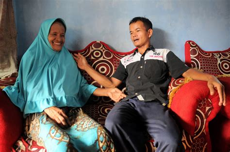 不畏世俗！印尼27岁小伙娶67岁老太 - 千奇百怪 - 华声论坛