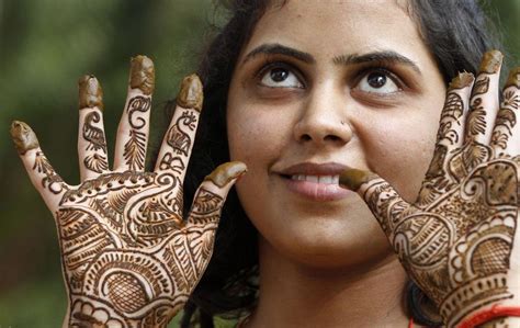 印度女人手部彩绘, 没有它婚礼不算完整, 还可躲避家务|彩绘|手部|印度_新浪新闻