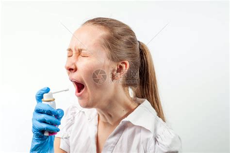 年轻医生使用愈合喷雾来缓解喉咙痛喉咙痛和流高清图片下载-正版图片506478814-摄图网