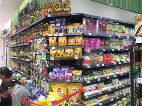 购物消费超市货架商品百货摄影图配图高清摄影大图-千库网