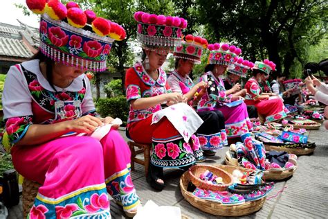彝族传统节日服饰,凉山彝族服饰-霓裳民族服饰