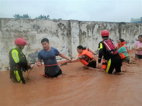 湖北南漳县遭遇强降雨引发山洪 百余群众安全转移__凤凰网