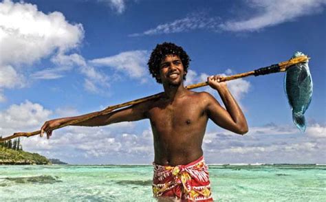 南太平洋岛国新喀里多尼亚用长矛捕鱼 技术灰常高超(2)_世界风俗网