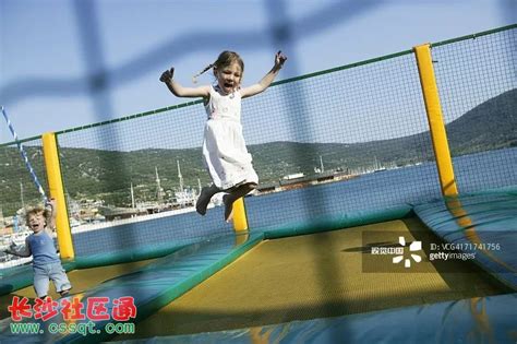 精力充沛的孩子们在蹦床上跳跃。背景图片免费下载_海报banner/高清大图_千库网(图片编号6347713)