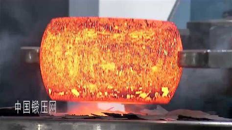 在铸造厂，操作人员将熔化的金属从熔炉中挤出，然后浇注到钢包中视频素材_ID:VCG42N1288842268-VCG.COM