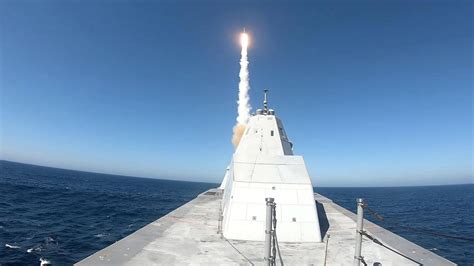 美军正式宣布给万吨大驱换装高超音速导弹，两座高科技舰炮还没用过就要拆掉