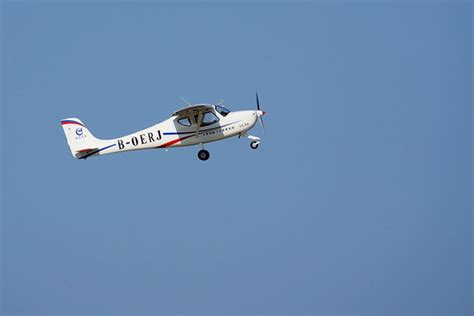 我国新一代轻型运动飞机AG50首飞成功__凤凰网