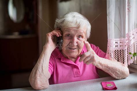 老妇人在手机上情绪激动地交谈高清图片下载-正版图片505235751-摄图网