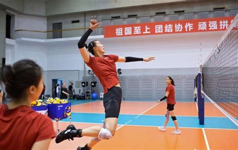 中国女排巴黎奥运周期全新阵容已初具雏形，仅一新星未得郎导提拔__财经头条