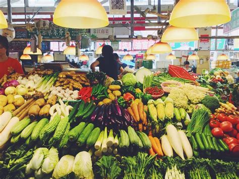 有各种有机蔬菜的市场摊位高清图片下载-正版图片504840019-摄图网
