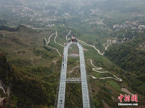 航拍贵州石阡“世界最长的悬挑空中玻璃走廊”