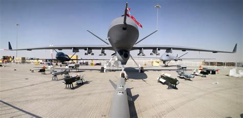中国L-15AW新一代攻击战斗高教机首次亮相迪拜航展_凤凰网