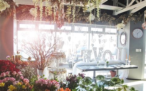 鲜花店在一家花店工作它是一个有郁金香的高清图片下载-正版图片504353313-摄图网