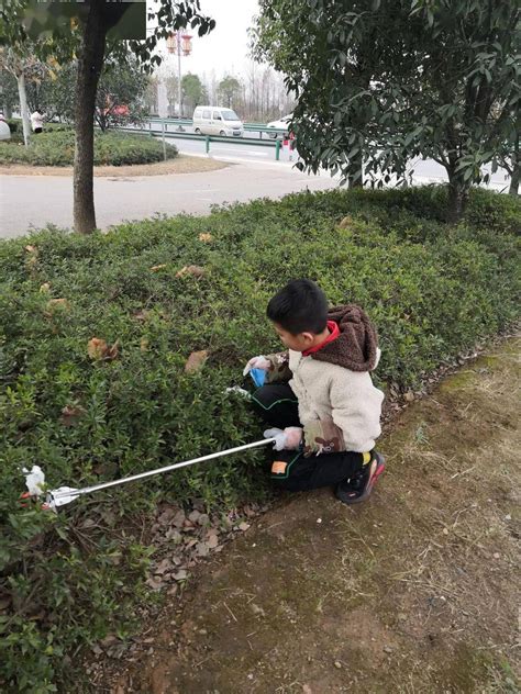 “志愿青春别样红”系列三 | 公园绿化捡垃圾 倡导环保我做起-连云港市艺术学校