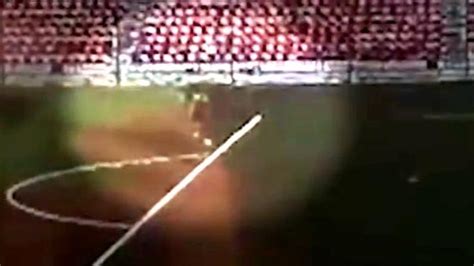 俄足球员射门时被一道闪电劈中 现场骇人地上冒出黑烟_凤凰网视频_凤凰网