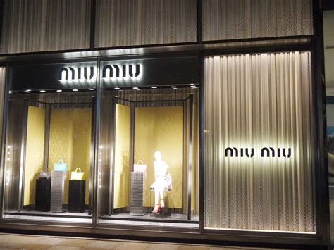Miu Miu 女装品牌店设计 – 米尚丽零售设计网 MISUNLY- 美好品牌店铺空间发现者