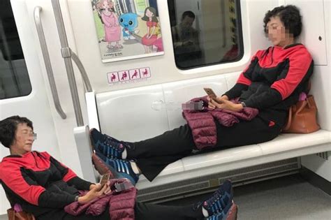 大连“地铁躺姐”照片被曝光 网友P图爆红网络