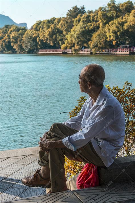老人老者孤独坐在湖边高清摄影大图-千库网