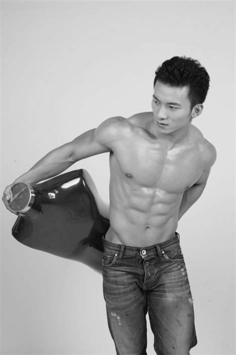 中国台湾健身帅哥男模Oskakarot内裤写真 中国 健身迷网