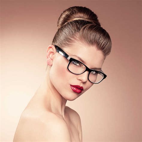 戴眼镜的美女图片-深灰色背景下的眼镜美女素材-高清图片-摄影照片-寻图免费打包下载