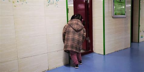 4岁女孩教室门口“罚站”？！背后故事让人心疼-大河新闻