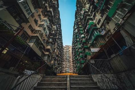 一座现代摩天大楼耸立在香港鲗鱼涌旧住宅区拥挤的住宅区之上高清图片下载-正版图片502649838-摄图网