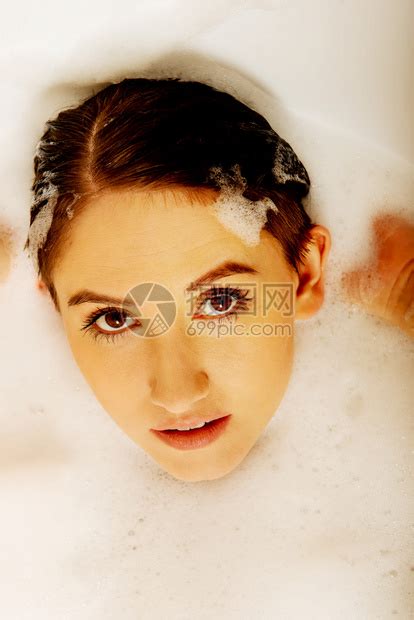 年轻女子在浴缸里洗头高清图片下载-正版图片507551417-摄图网