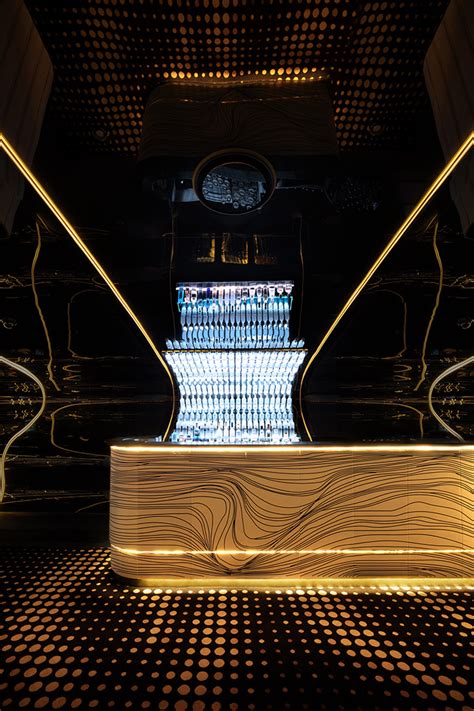 墨尔本Bond酒吧夜总会-建筑和音乐共存的空间设计，文艺复兴时期建筑师莱昂・巴蒂斯塔・阿尔贝蒂风格。圆滑的线条和弧度的设计模仿搏动的音乐律动，相当奢华