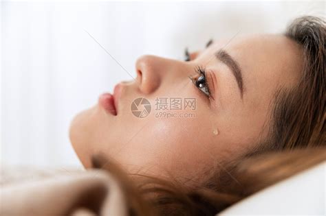 女性悲伤流泪局部特写高清图片下载-正版图片501547946-摄图网
