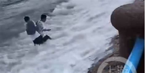 青岛2名游客观景平台被海浪卷走，1人遇难另1人仍在搜救_手机新浪网