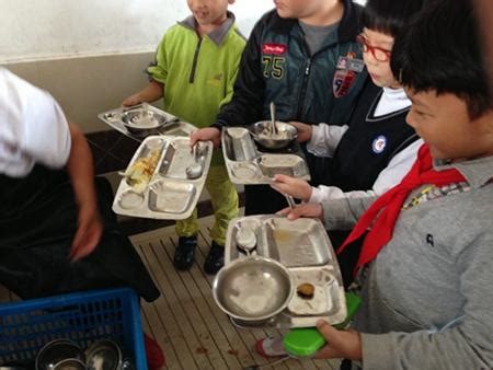 学校大学生在食堂里用餐高清图片下载-正版图片501914521-摄图网