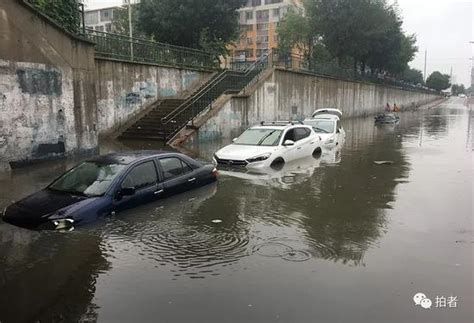 多点位直击北京暴雨：地铁站内乘客踏水通行 汽车被淹局地发生山洪_手机新浪网